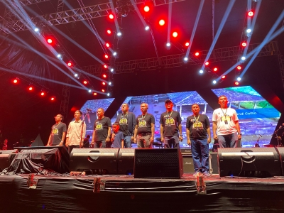 KONSER DEWA 19 DI ALUN-ALUN KARANGANYAR, WAKIL KETUA PENGADILAN AGAMA KARANGANYAR IKUT HADIR.
