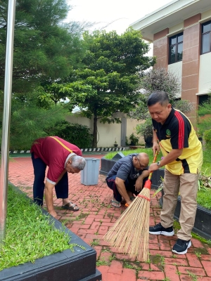 GOTONG ROYONG BERSIH-BERSIH PENGADILAN AGAMA KARANGANYAR