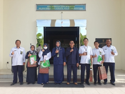 PEMBERIAN PENGHARGAAN PEGAWAI TERBAIK PENGADILAN AGAMA KARANGANYAR TAHUN 2022