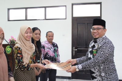 DHARMAYUKTI KARINI CABANG KARANGANYAR SERAHKAN BANTUAN DANA BEASISWA UNTUK ANAK ANGGOTA PERADILAN