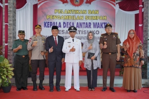 KETUA PENGADILAN AGAMA KARANGANYAR HADIRI PELANTIKAN KEPALA DESA ANTAR WAKTU