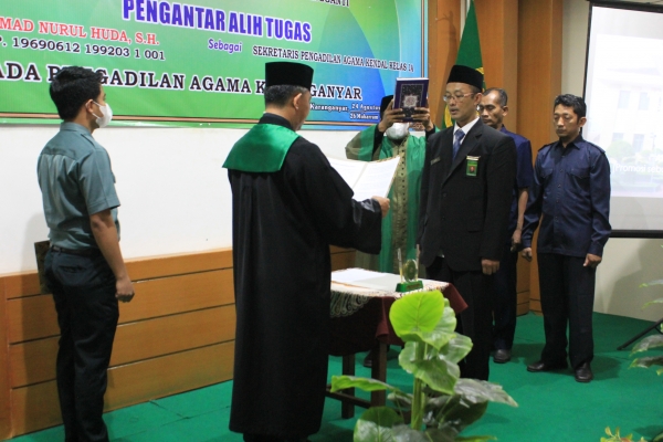 PELANTIKAN SEKRETARIS DAN PANITERA PENGGANTI BARU PENGADILAN AGAMA KARANGANYAR